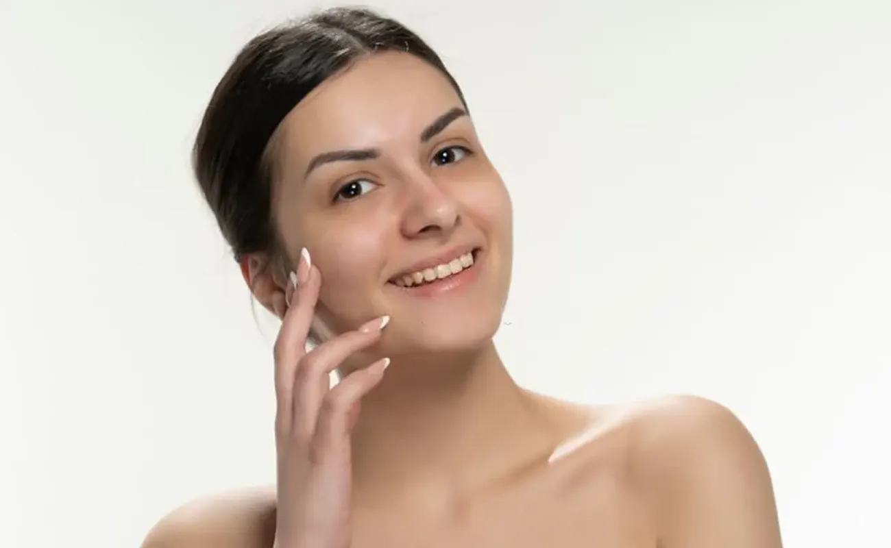 Daily-Skincare-Essentials-for-a-Healthy-Glow-in-Toronto